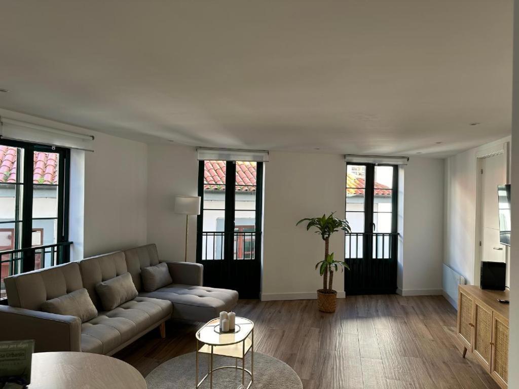 Apartamentos Urbanin II Plaza De San Pedro كوذِييرو المظهر الخارجي الصورة